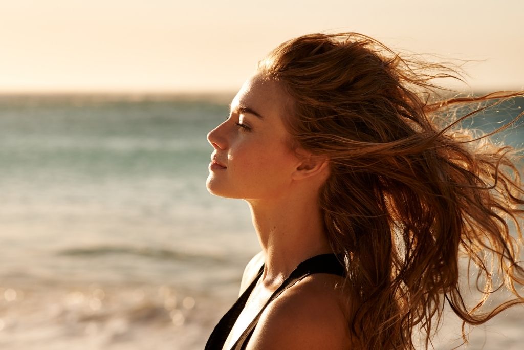 Haarpflege im Sommer Schutzen Sie Ihr Haar vor der Sonne mit diesen Tipps